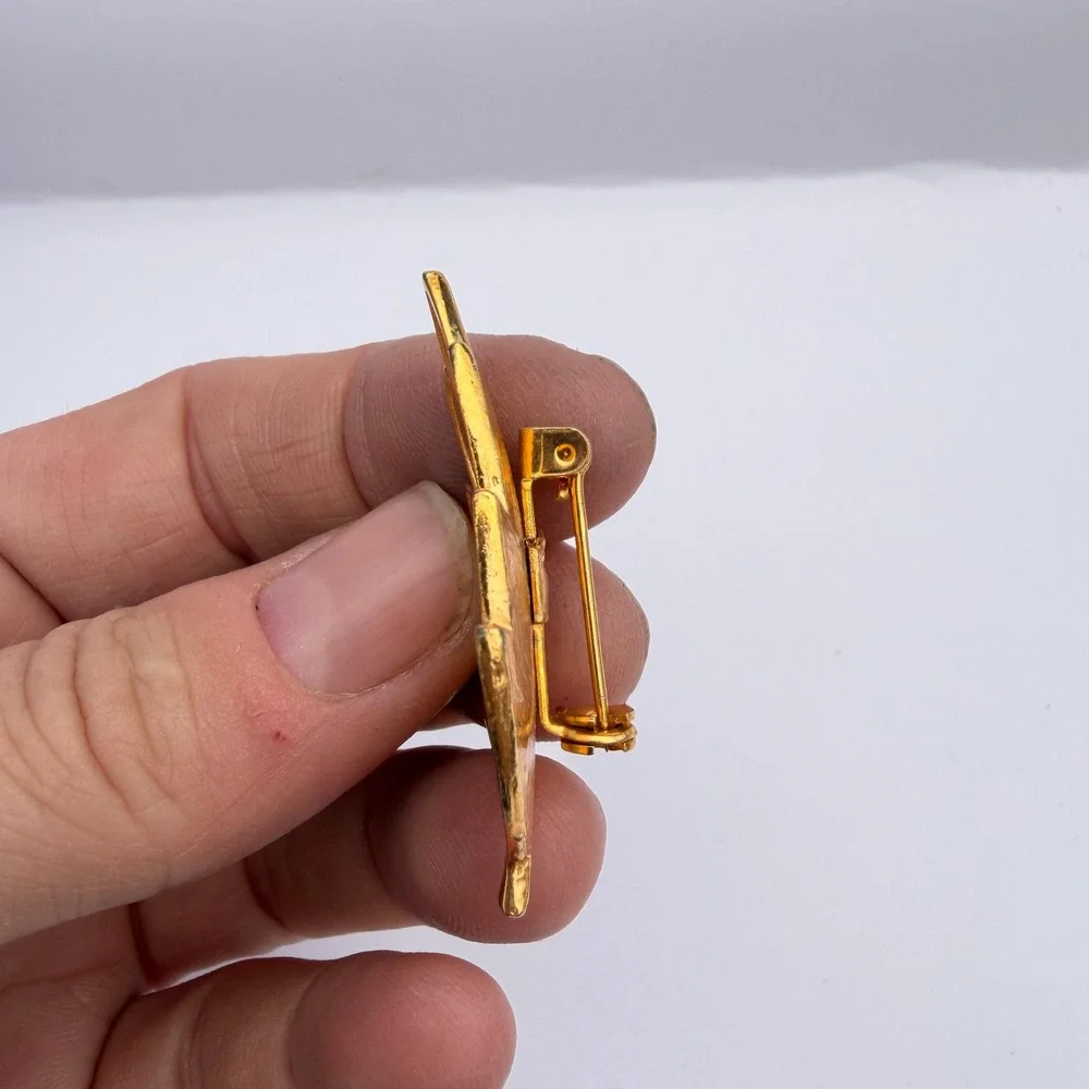 Brooch Leaf Shaped Gold Tone Textured Vintage Jewelry Lapel Hat Bag Pin
